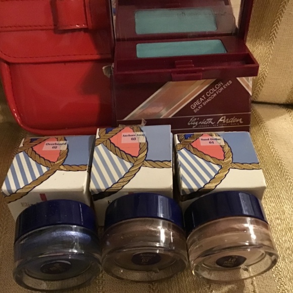 Elizabeth Arden Bundle With Eyeshadows and Adorable  🥰 Bag - Picture 3 of 8